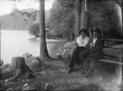 Paar auf Bank am Waldsee, wohl 1920er