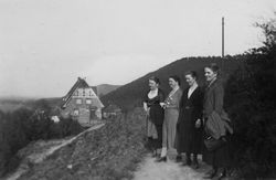 4 Damen beim Spaziergang Nähe Landstuhl 1939
