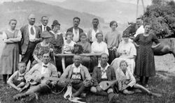 Gruppe am Rastplatz auf der Wiese, 1923