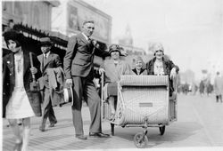 Mit dem Dreirad in der Fußgängerzone, wohl 1920er